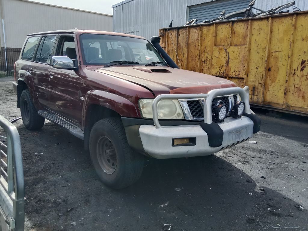 Nissan patrol 2005 Maroon Wrecking