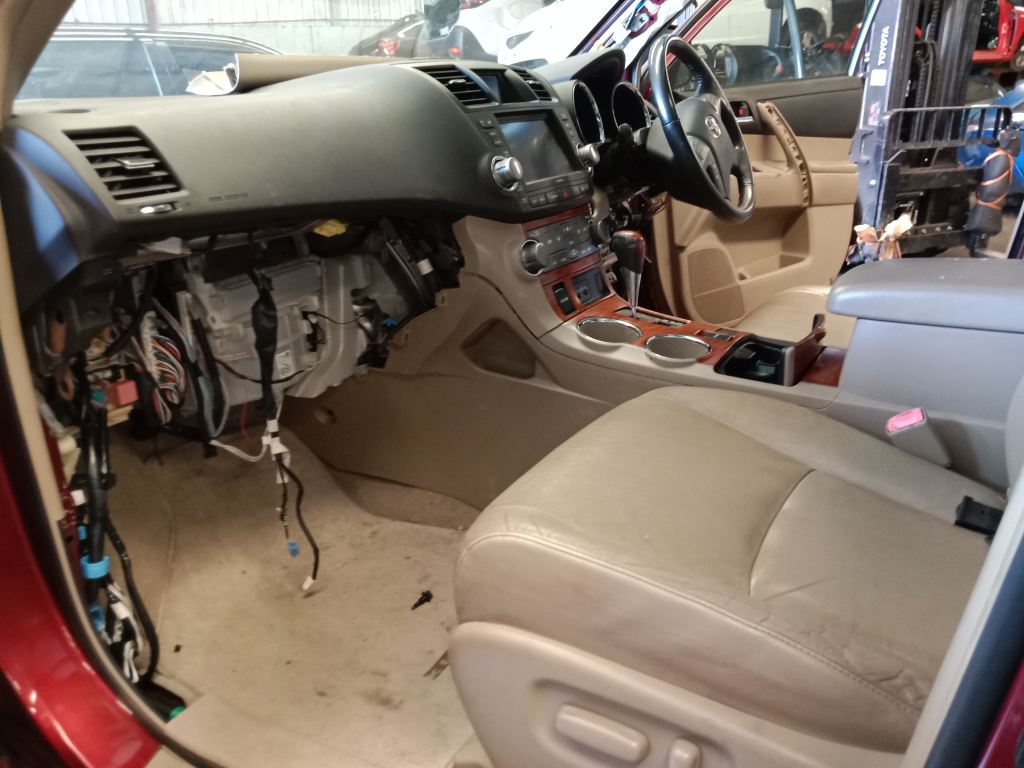 Toyota Kluger 2010 Red Wrecking