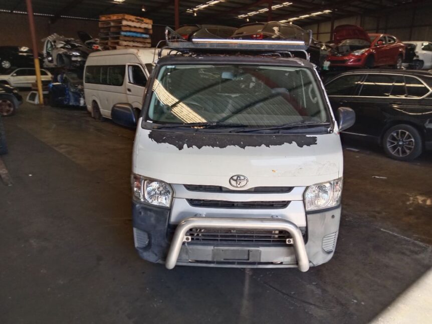 Toyota hiace 2014 White Wrecking