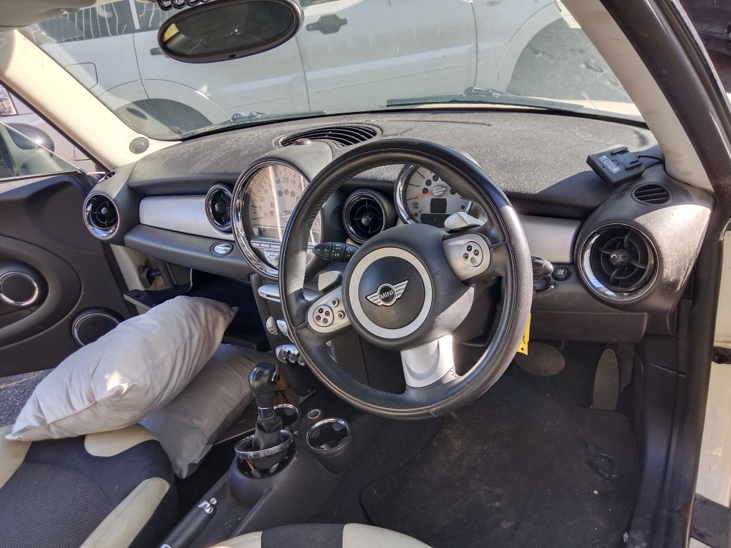 Mini Cooper 2007 cream Wrecking
