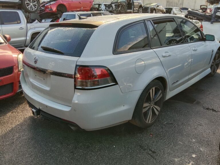 Holden Commodore SV6 2015 wagon White Wrecking