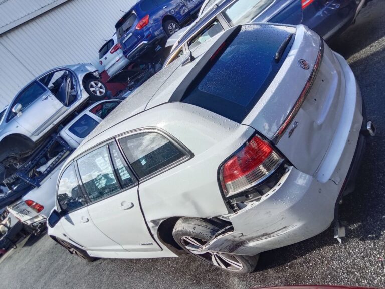 Holden Commodore SV6 2015 wagon White Wrecking