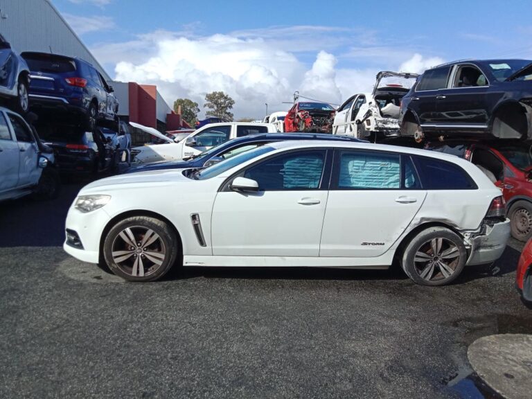 Holden Commodore SV6 2015 wagon White Wrecking