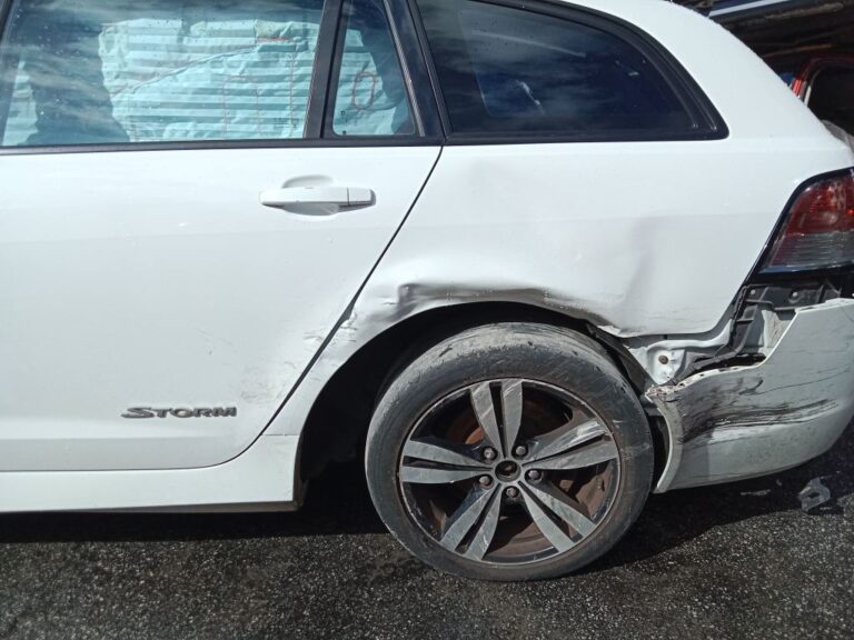 Holden Commodore SV6 2015 wagon White Wrecking