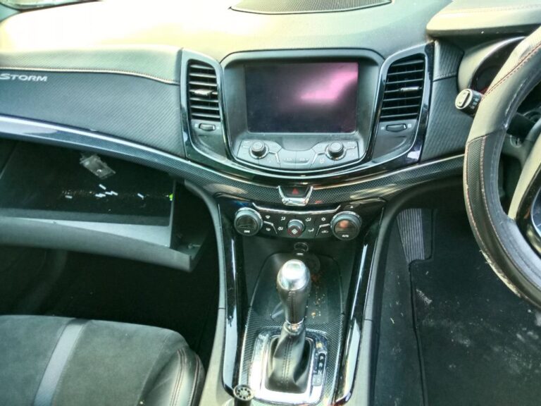 Holden Commodore SV6 2015 wagon White Wrecking