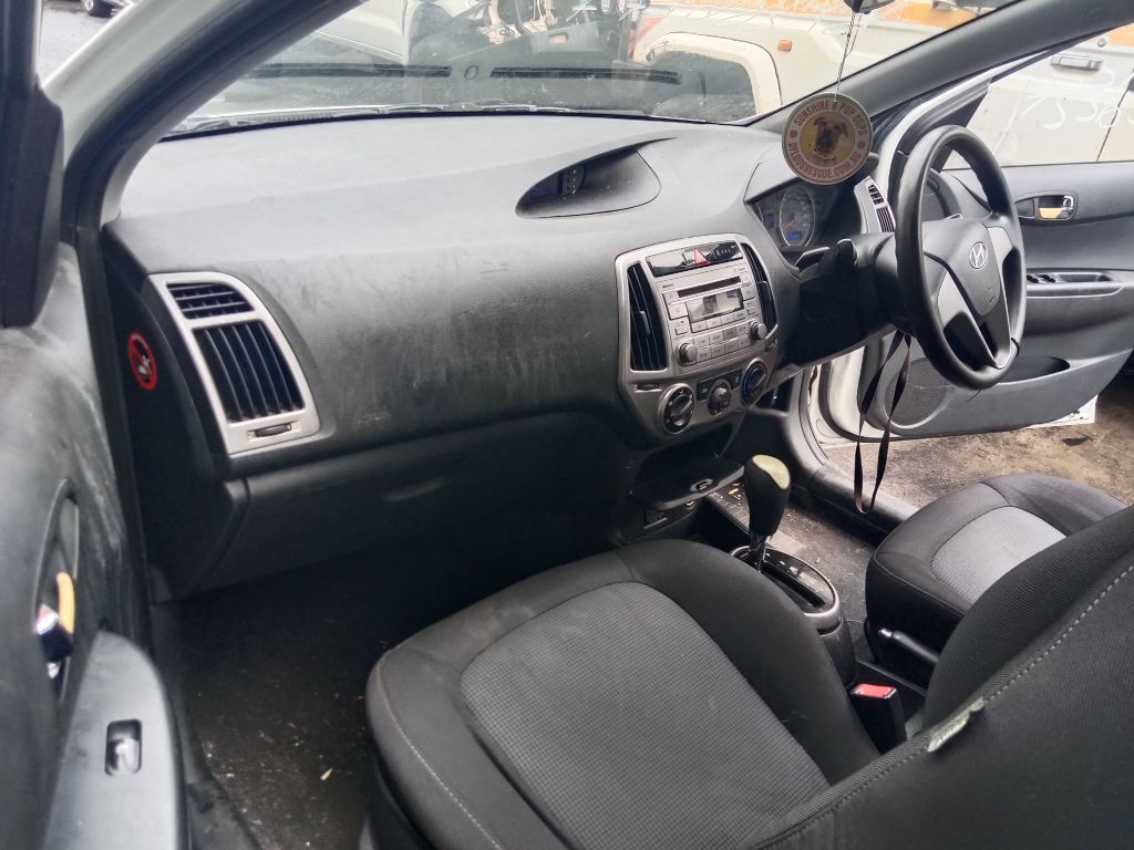 Hyundai i20 2012 White Wrecking - Image 16