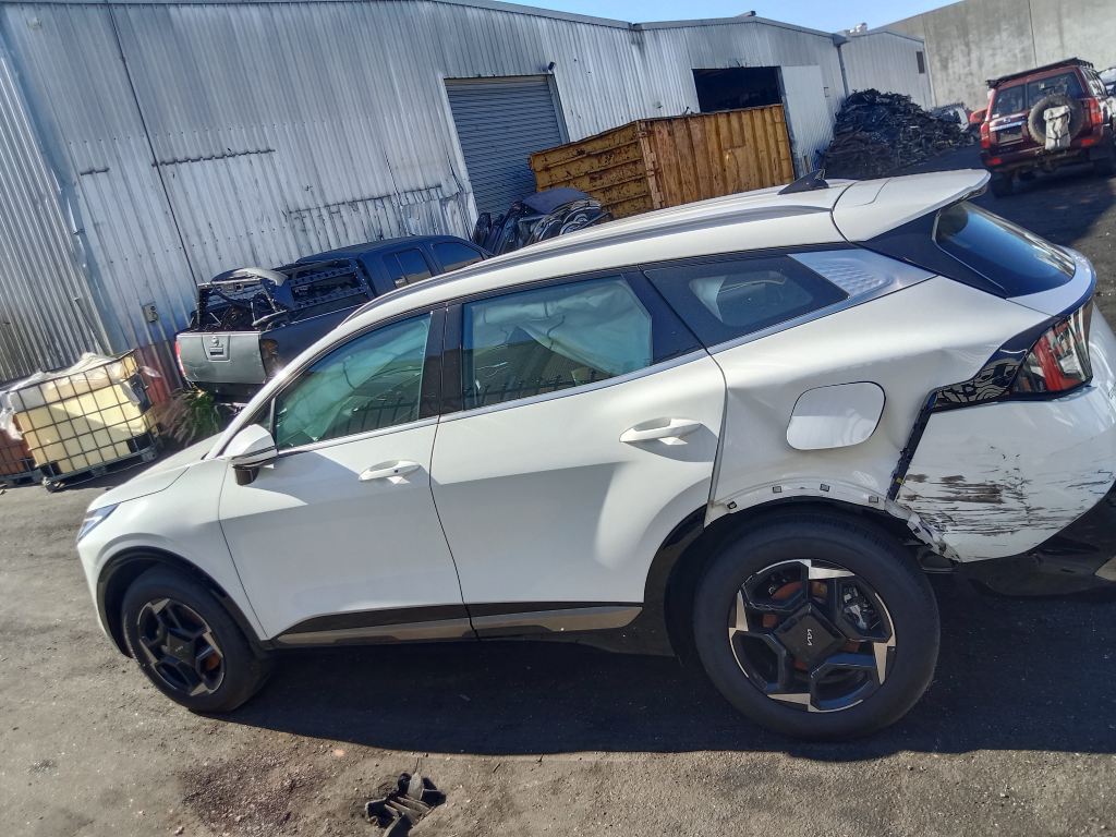 Kia Sportage hybrid 2025 White Wrecking
