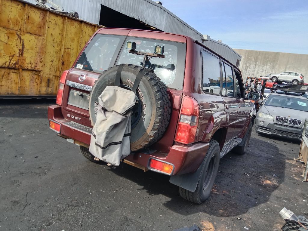 Nissan patrol 2005 Maroon Wrecking
