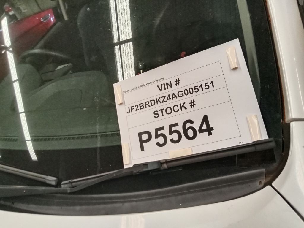 Subaru outback 2009 White Wrecking