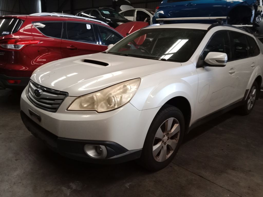 Subaru outback 2009 White Wrecking