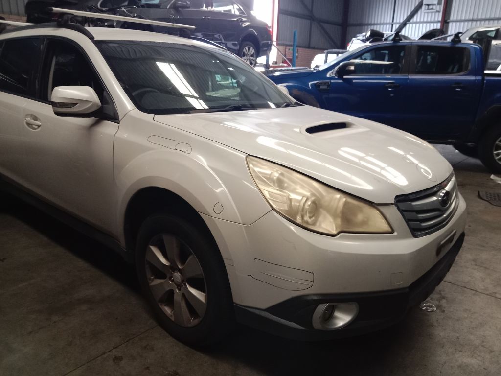 Subaru outback 2009 White Wrecking
