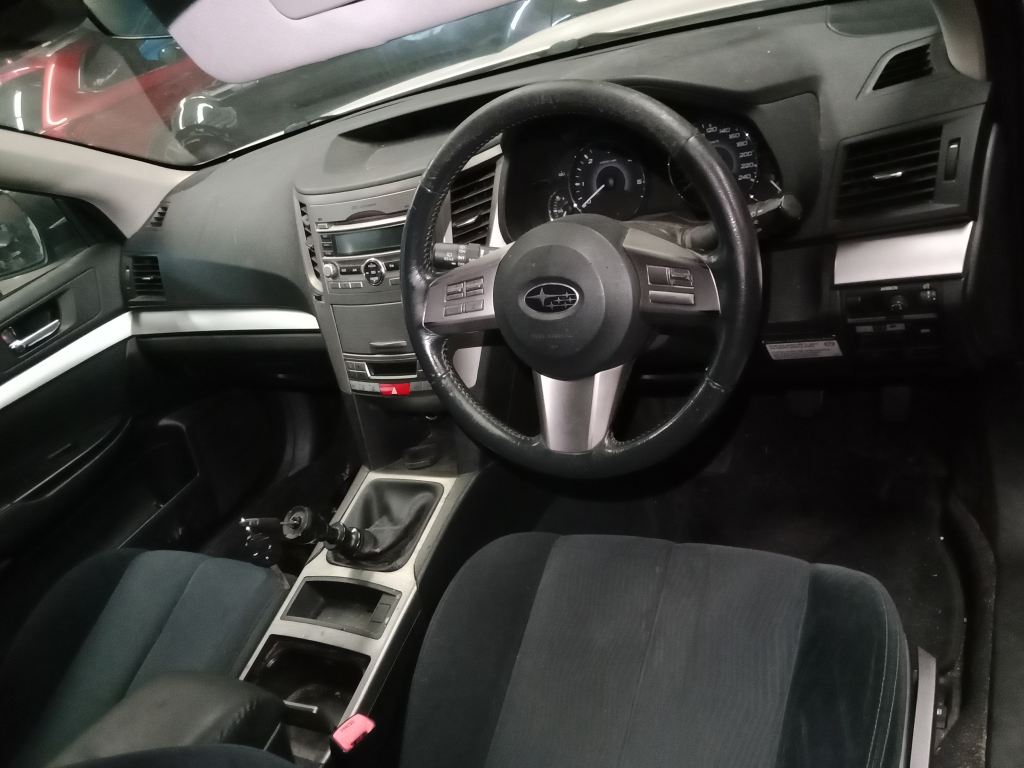 Subaru outback 2009 White Wrecking
