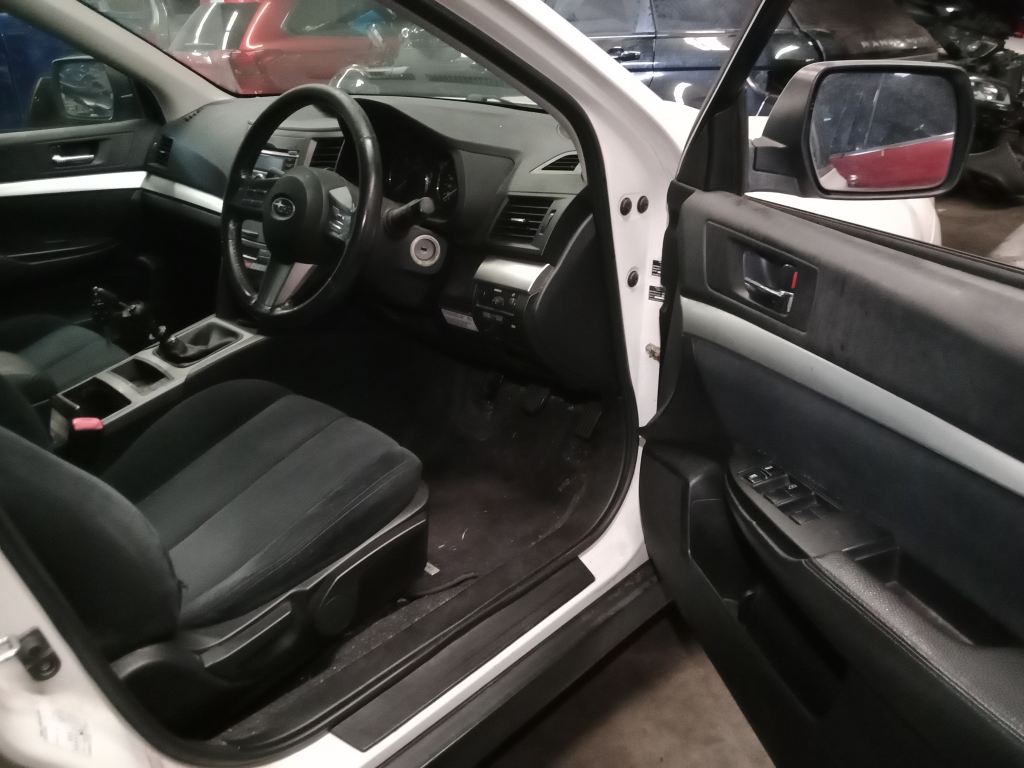 Subaru outback 2009 White WreckingSubaru outback 2009 White Wrecking