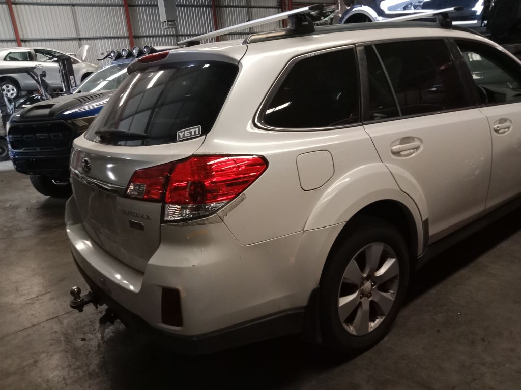 Subaru outback 2009 White Wrecking