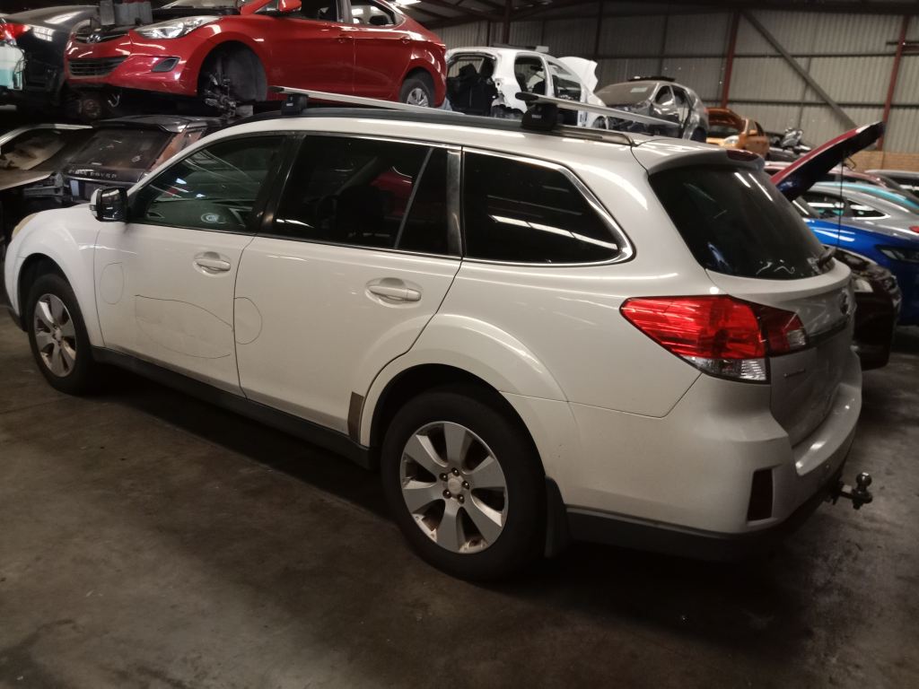 Subaru outback 2009 White Wrecking