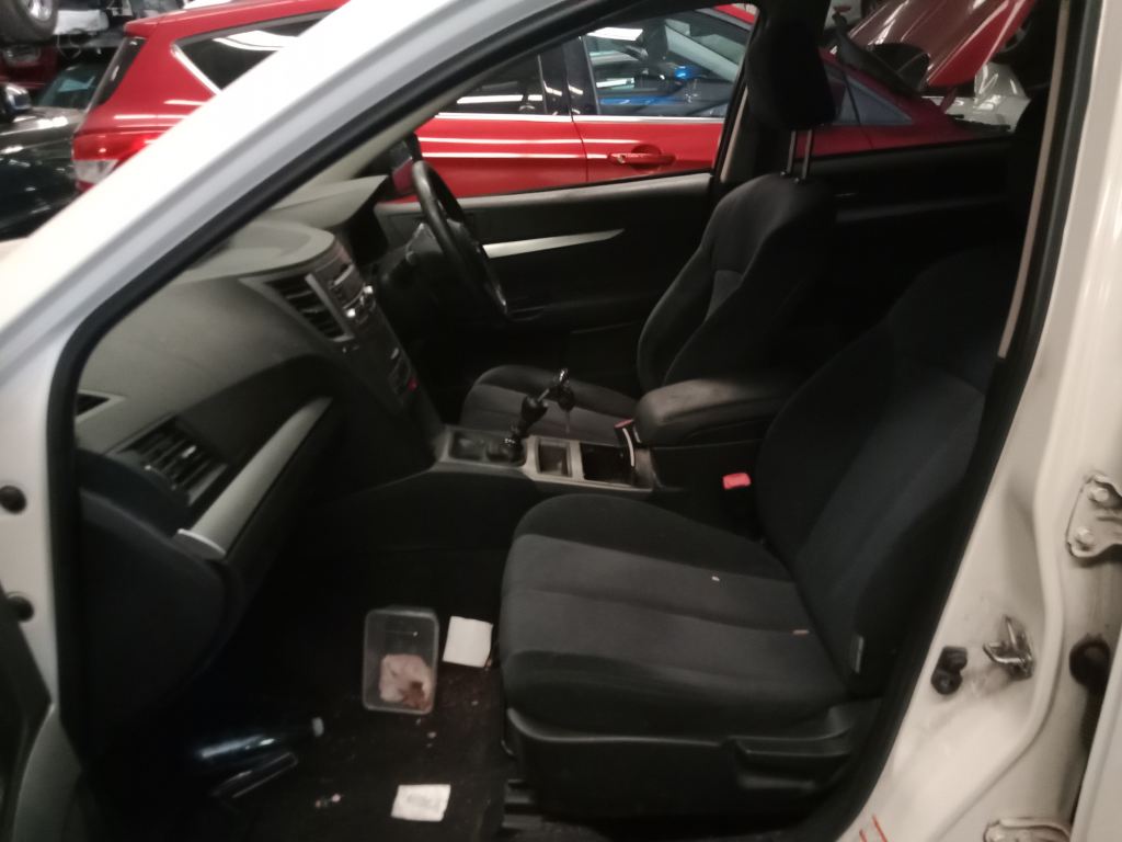 Subaru outback 2009 White Wrecking