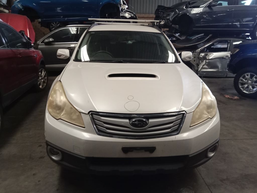 Subaru outback 2009 White Wrecking