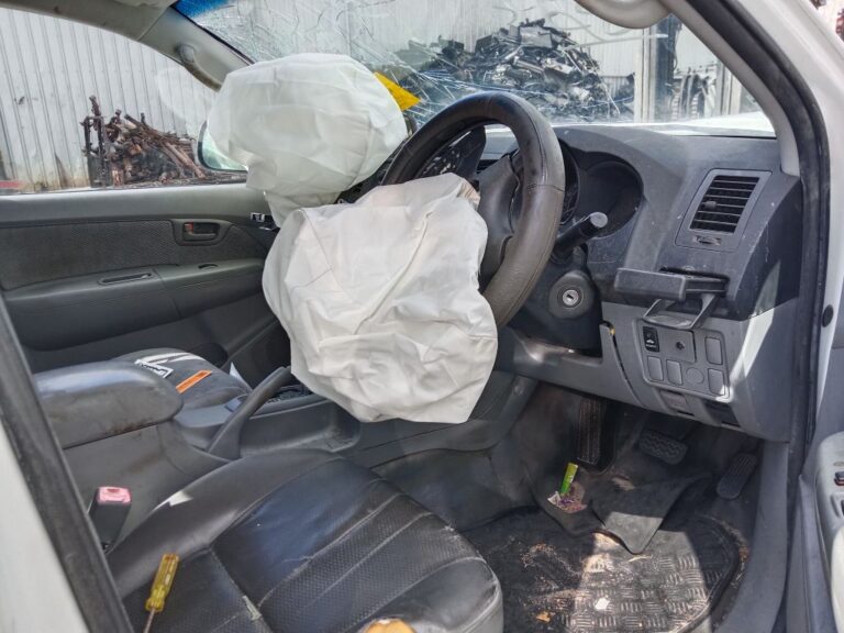 Toyota Hilux 2007 White Wrecking