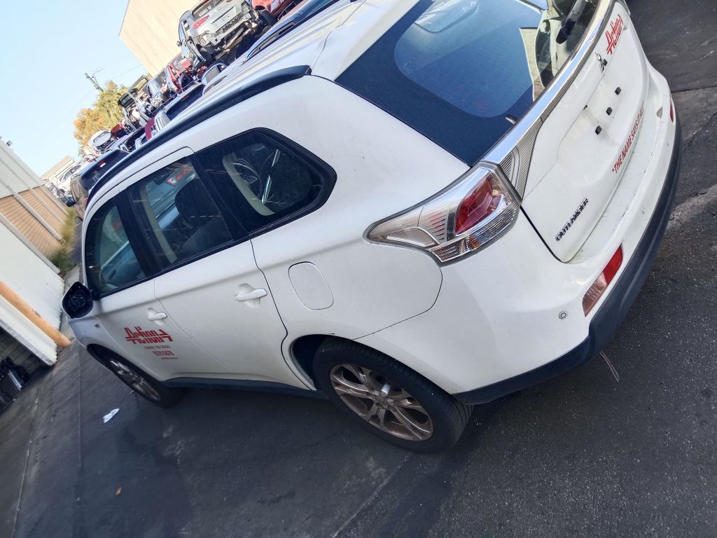 Mitsubishi Outlander 2013 White Wrecking