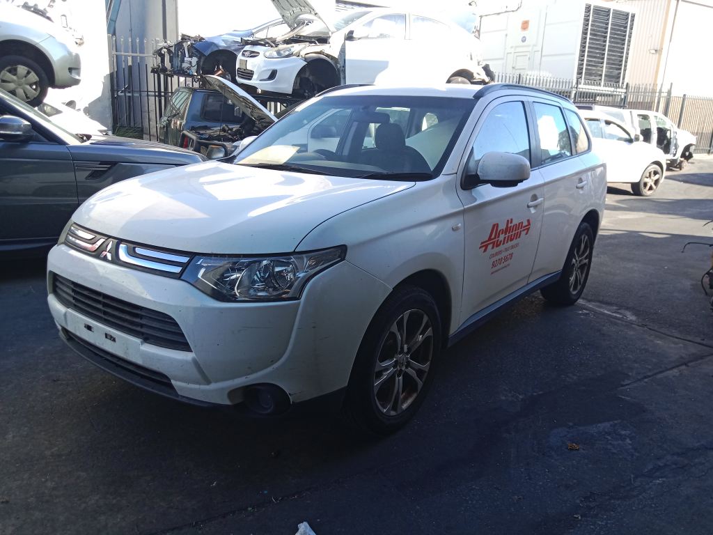 Mitsubishi Outlander 2013 White Wrecking