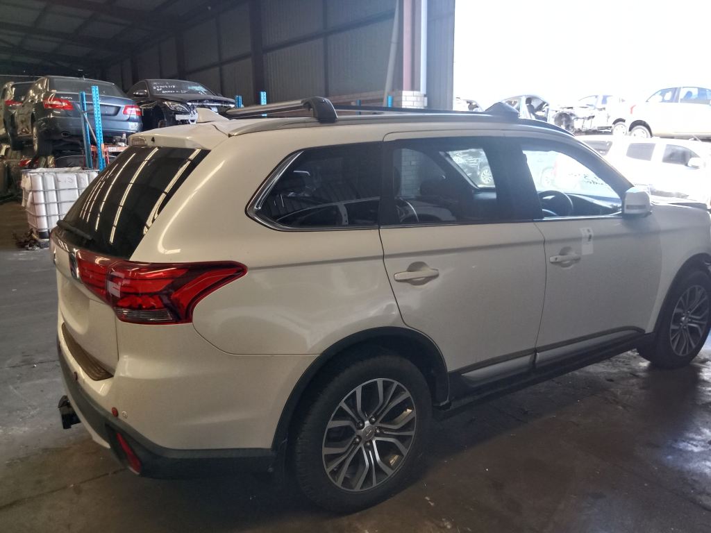Mitsubishi outlander 2016 White Wrecking