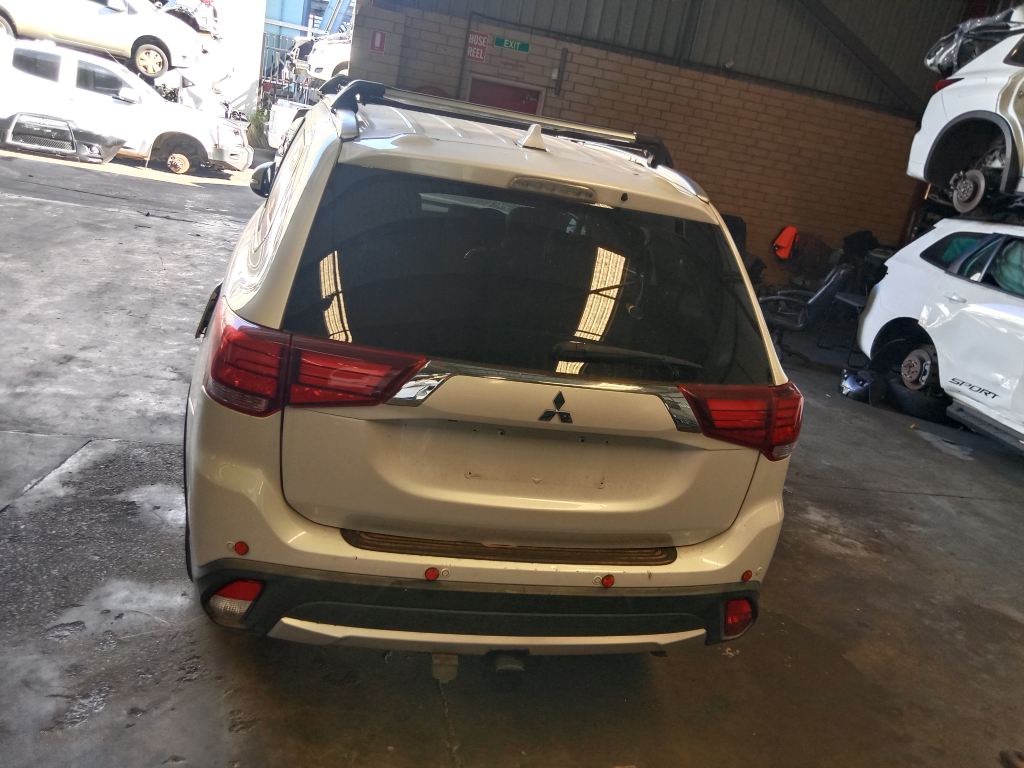 Mitsubishi outlander 2016 White Wrecking