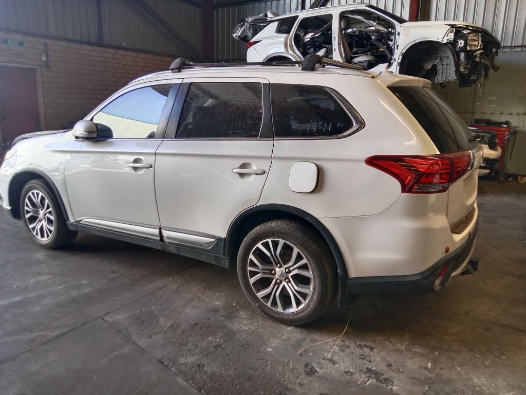 Mitsubishi outlander 2016 White Wrecking