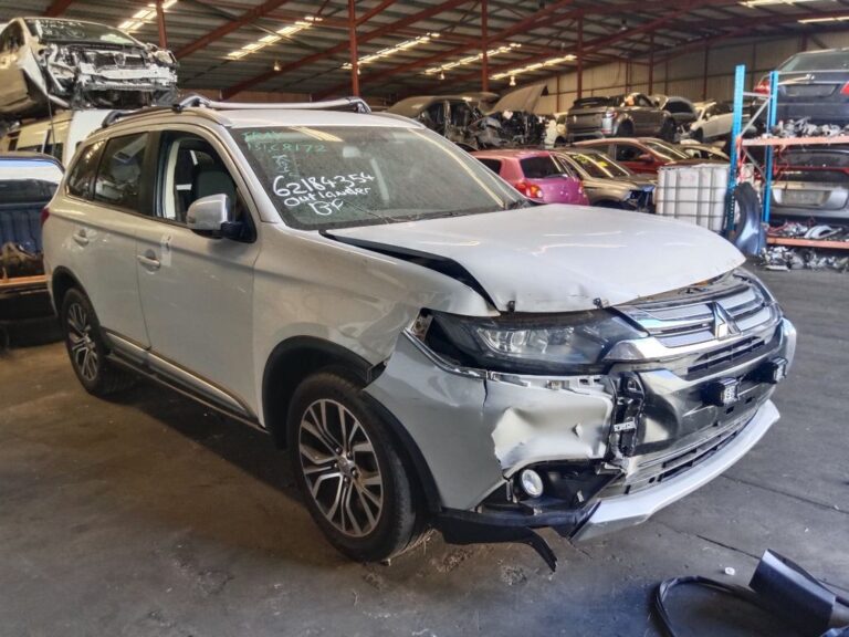 Mitsubishi outlander 2016 White Wrecking