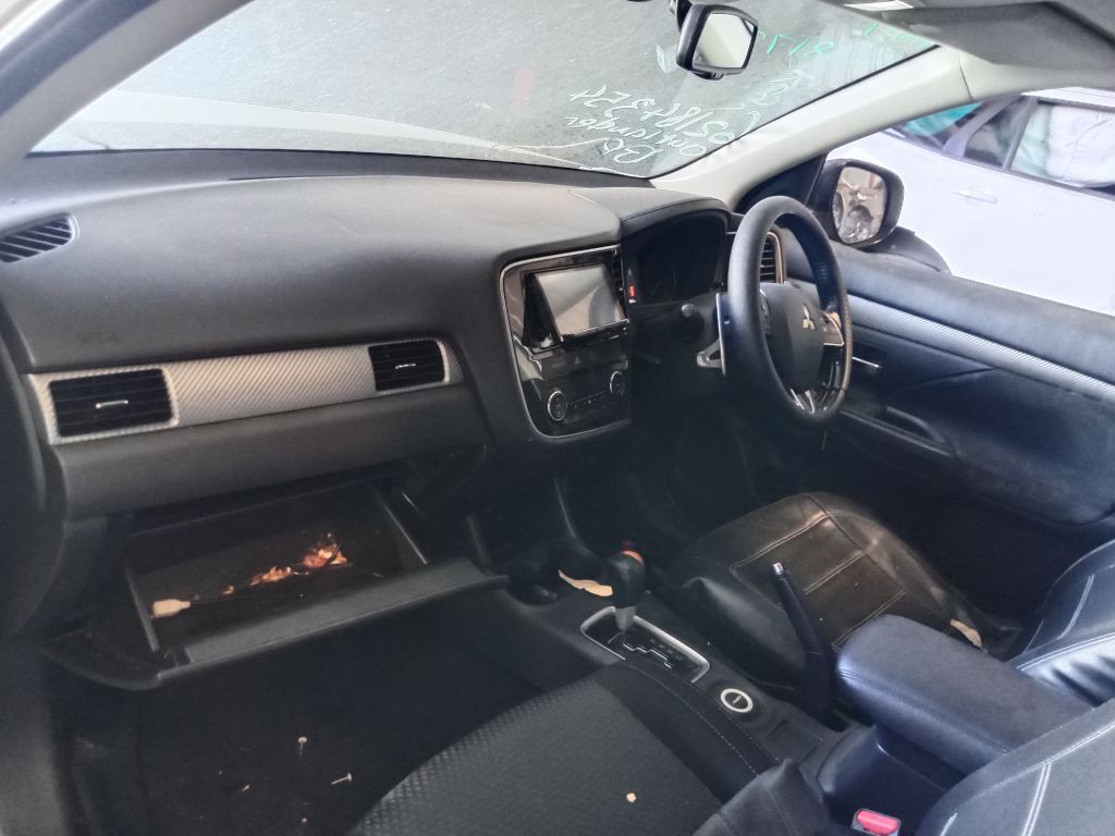 Mitsubishi outlander 2016 White Wrecking