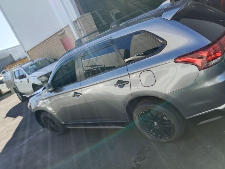 Mitsubishi outlander hybrid 2021 Grey Wrecking