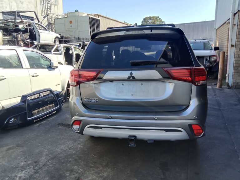 Mitsubishi outlander hybrid 2021 Grey Wrecking