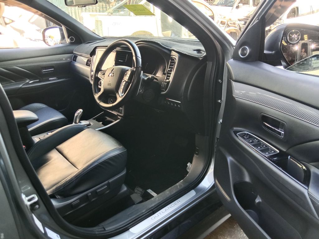 Mitsubishi outlander hybrid 2021 Grey Wrecking
