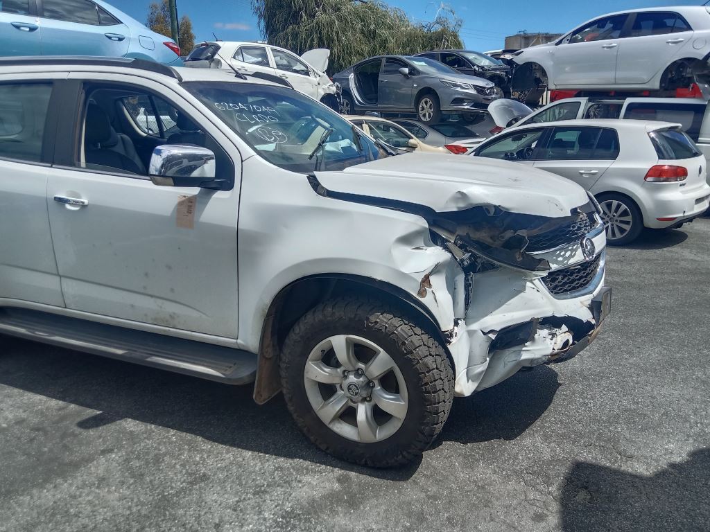 Holden Colorado 2015 White Wrecking