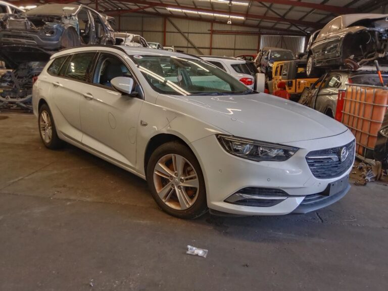 Holden Commodore 2019 White Wrecking
