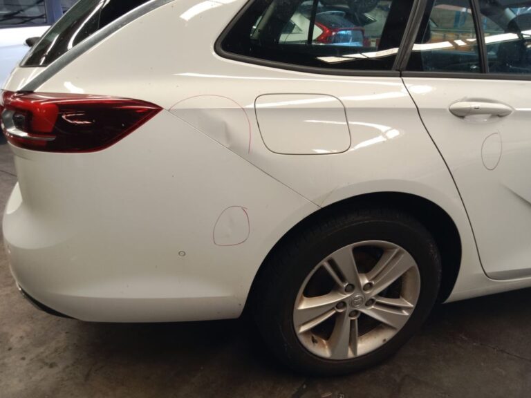 Holden Commodore 2019 White Wrecking