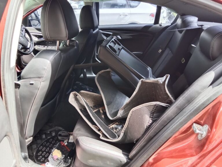 Holden Commodore VF 2016 maroon Wrecking