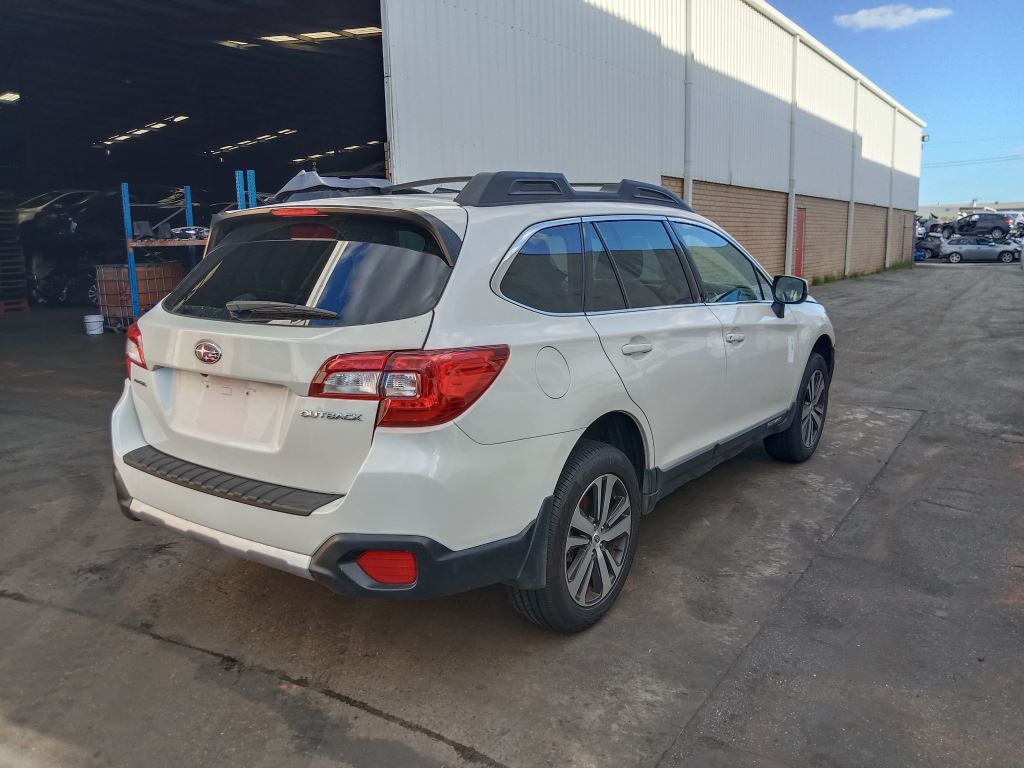 Subaru outback 2021 White Wrecking