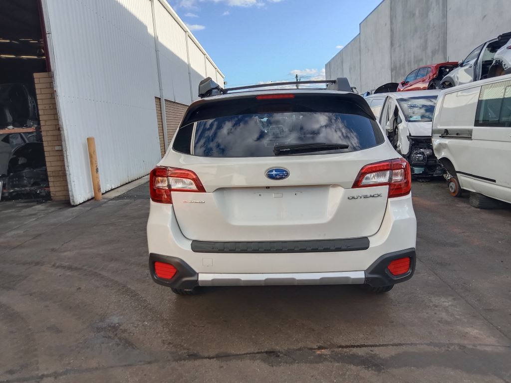 Subaru outback 2021 White Wrecking