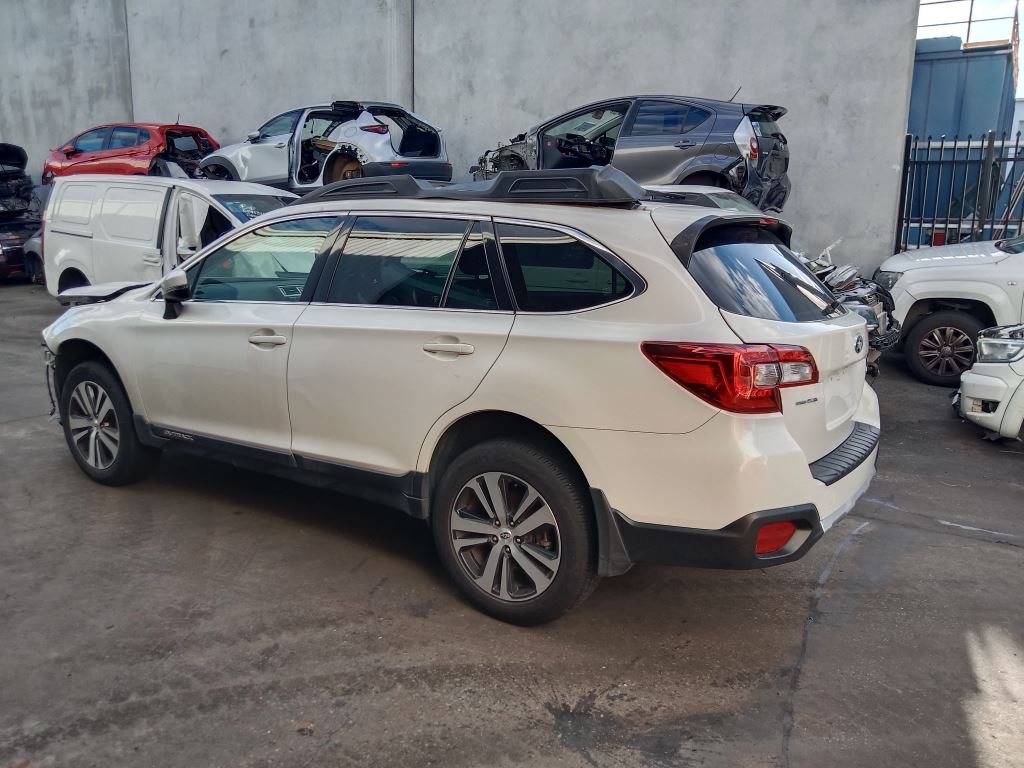 Subaru outback 2021 White Wrecking