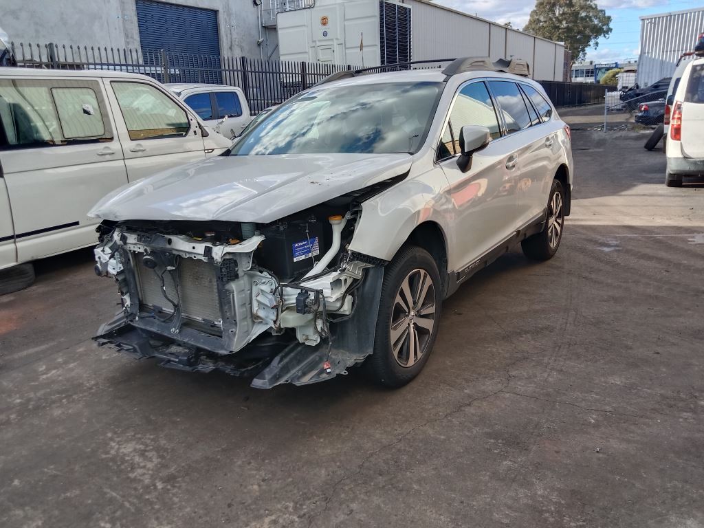 Subaru outback 2021 White Wrecking