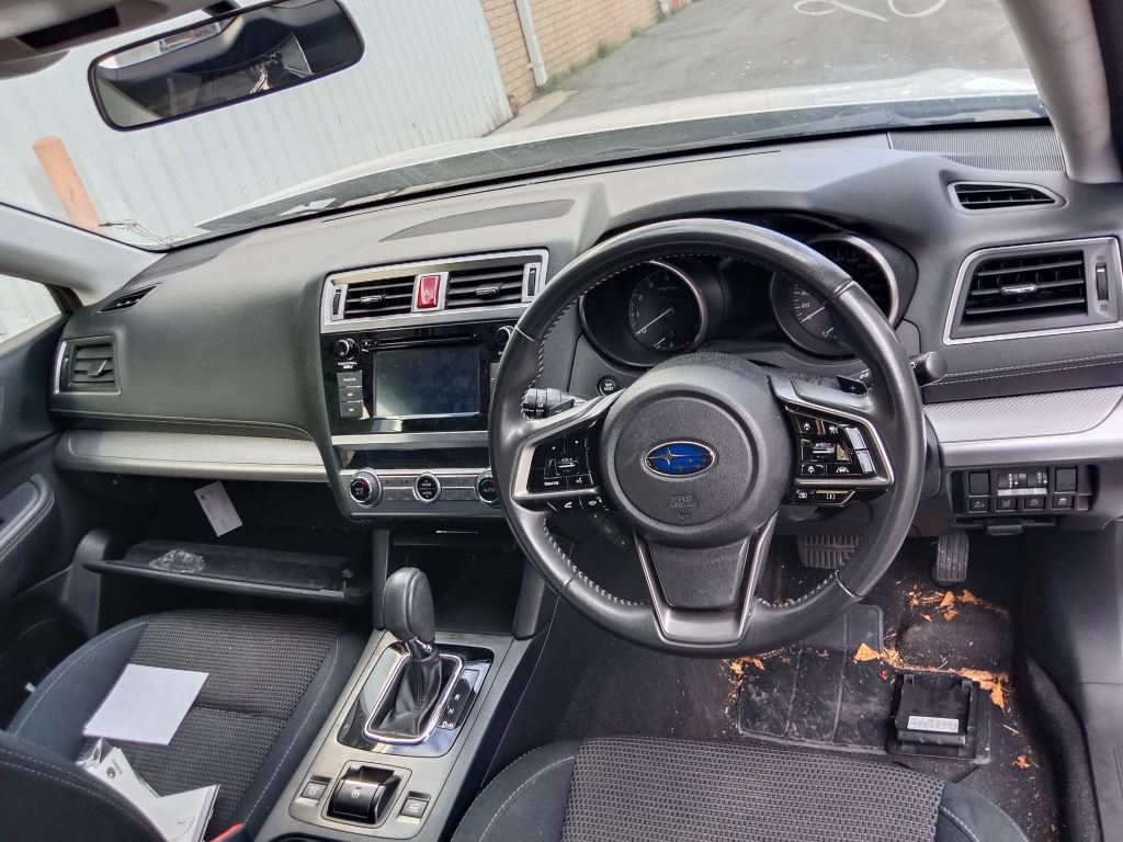 Subaru outback 2021 White Wrecking