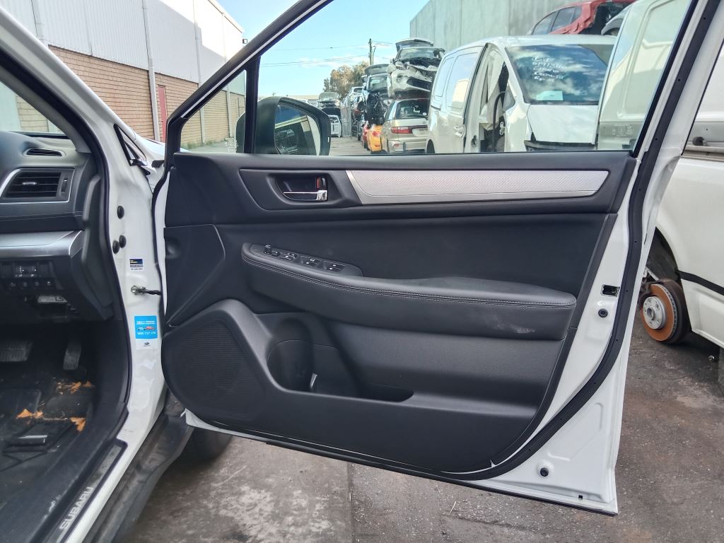 Subaru outback 2021 White Wrecking