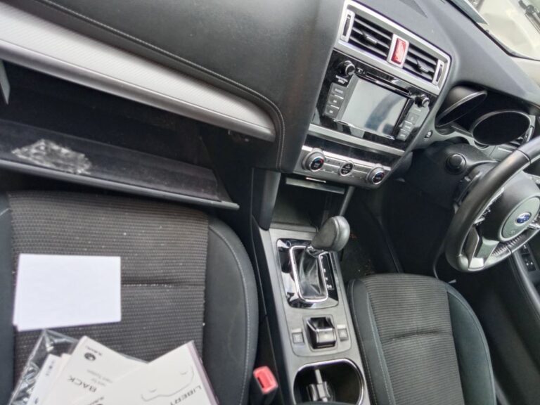 Subaru outback 2021 White Wrecking