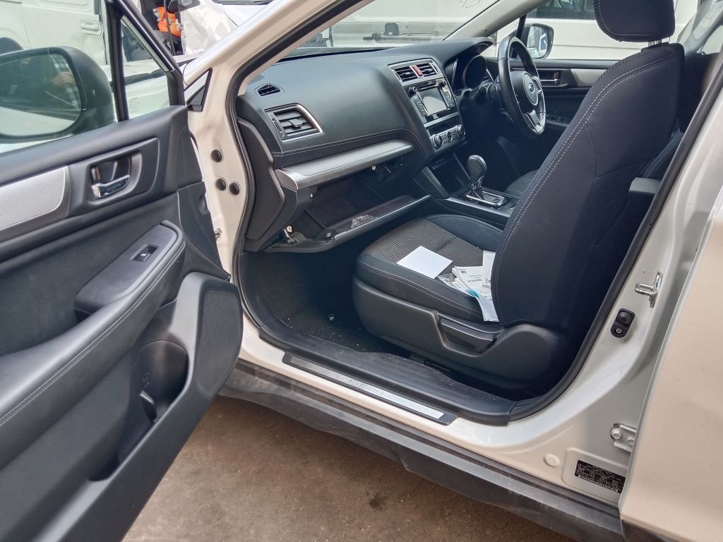 Subaru outback 2021 White Wrecking