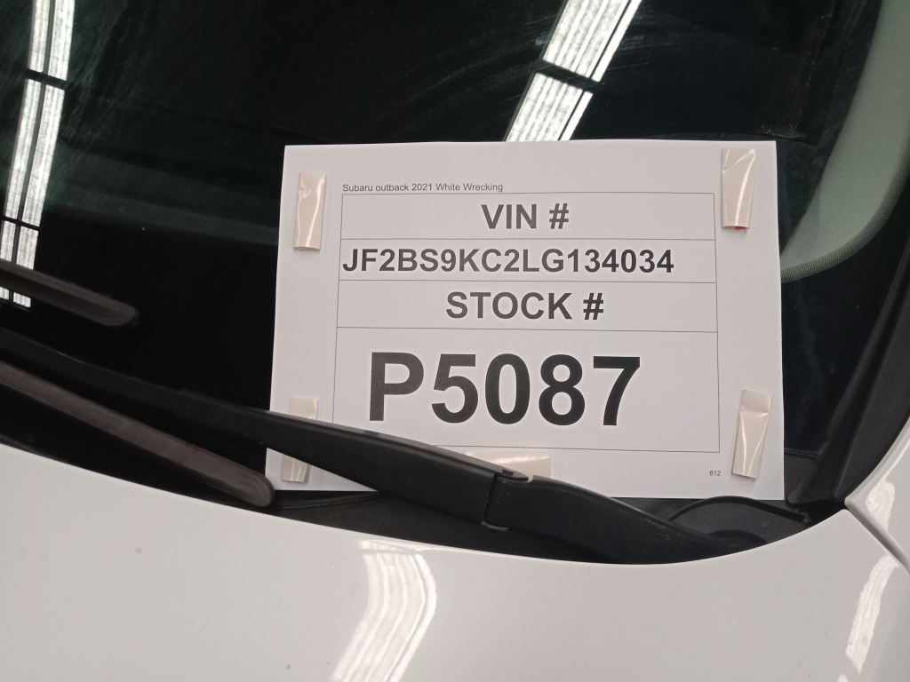 Subaru outback 2021 White Wrecking