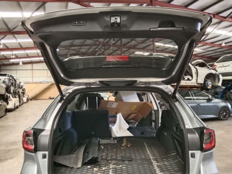 Subaru outback 2023 Grey Wrecking