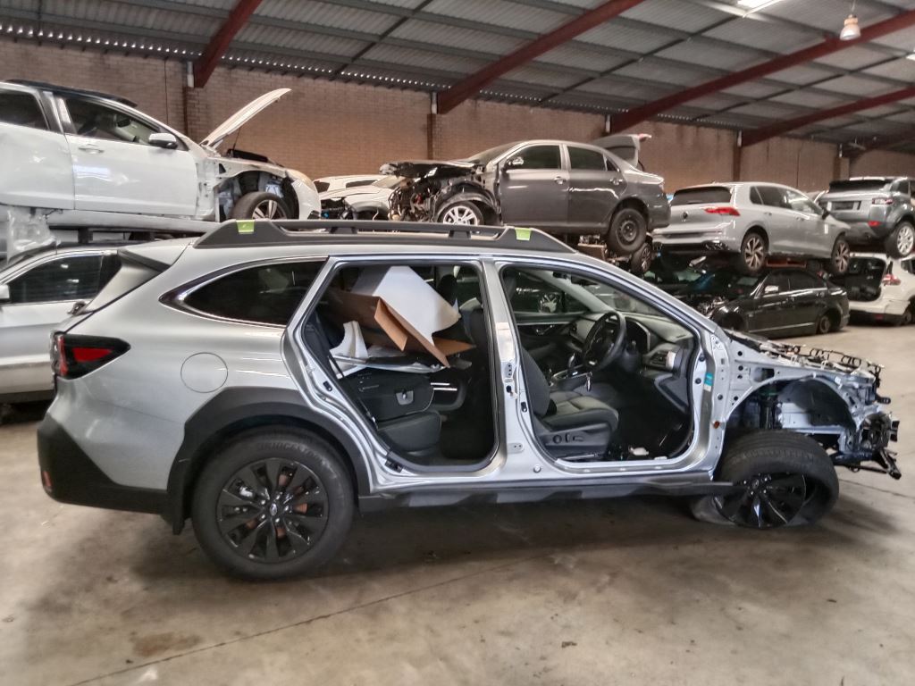 Subaru outback 2023 Grey Wrecking