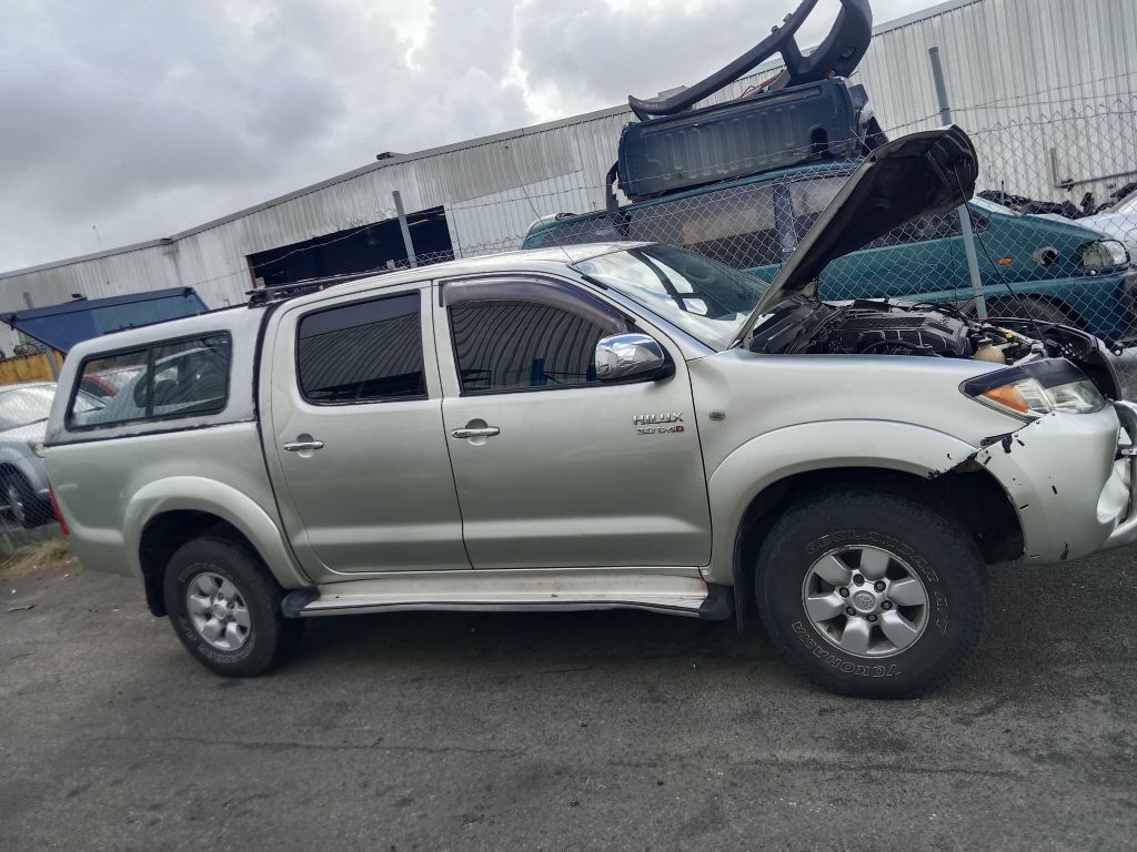 Toyota Hilux 2005 Silver Wrecking - Image 16