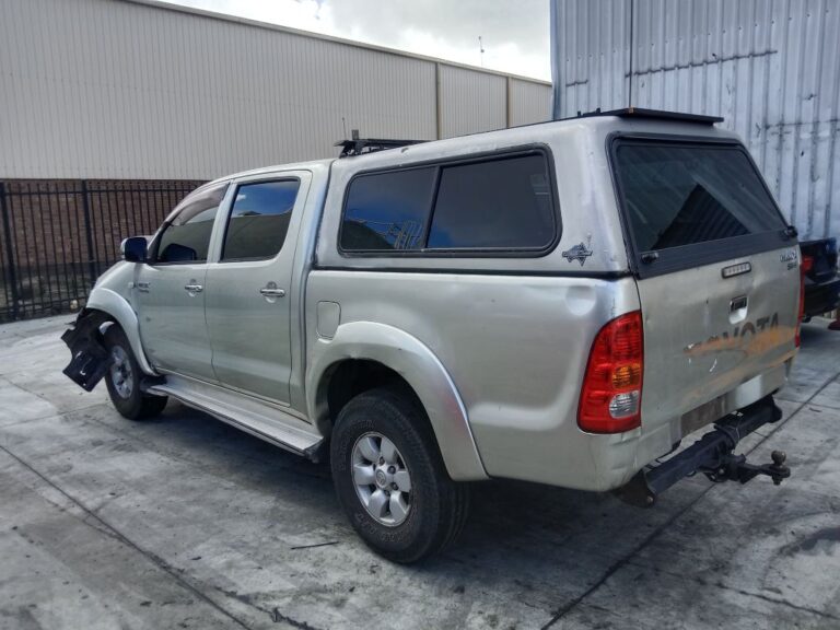 Toyota Hilux 2005 Silver Wrecking
