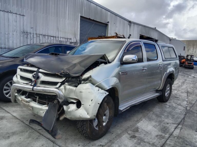 Toyota Hilux 2005 Silver Wrecking